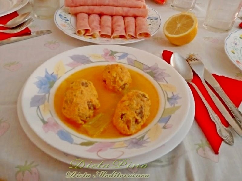 Pelotas  (albóndigas) murcianas en caldo de ternera y pava
